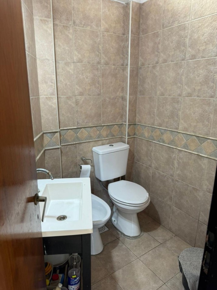 Casa en Venta - Villa España - 2 Dormitorios, Quincho, Piscina y Cochera Doble