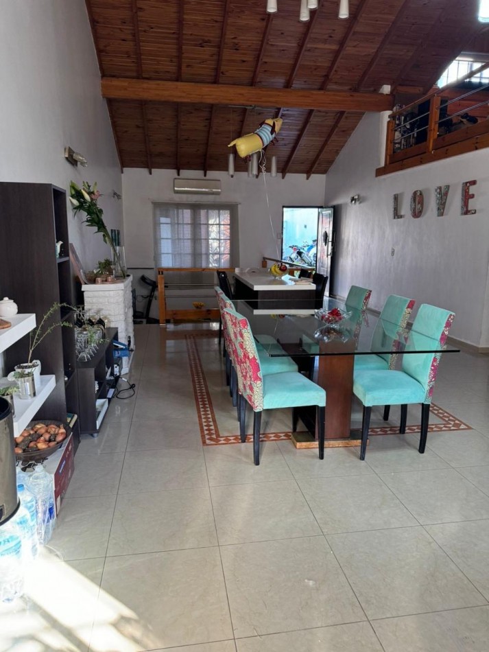 Casa en Venta - Villa España - 2 Dormitorios, Quincho, Piscina y Cochera Doble