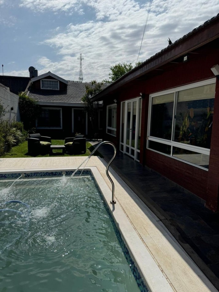 Casa en Venta - Villa España - 2 Dormitorios, Quincho, Piscina y Cochera Doble
