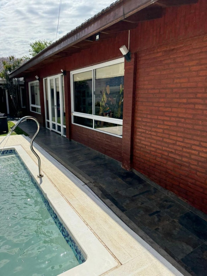 Casa en Venta - Villa España - 2 Dormitorios, Quincho, Piscina y Cochera Doble