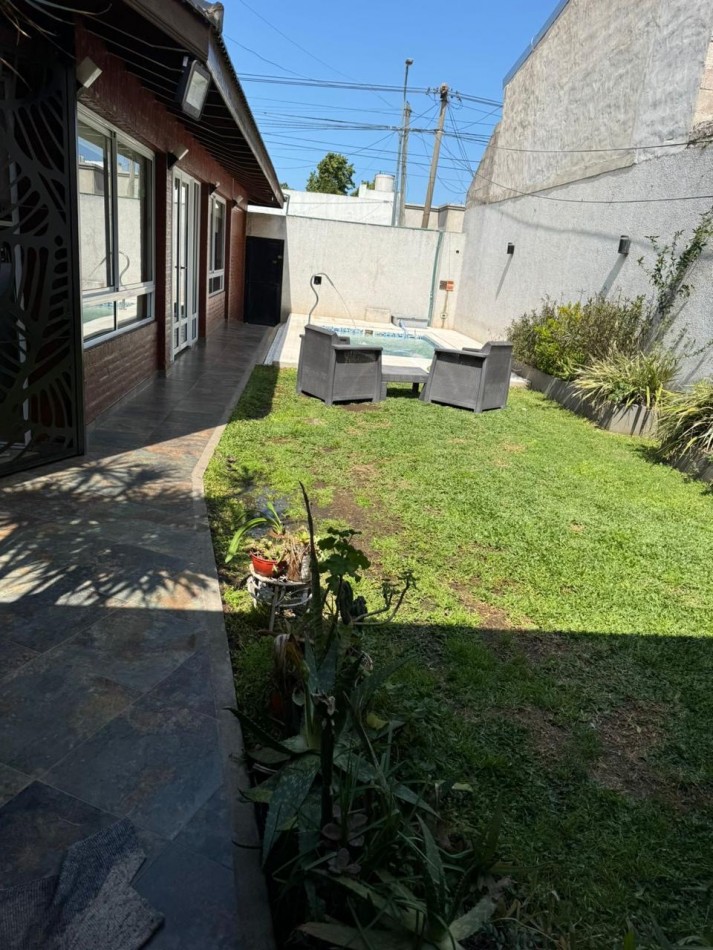 Casa en Venta - Villa España - 2 Dormitorios, Quincho, Piscina y Cochera Doble