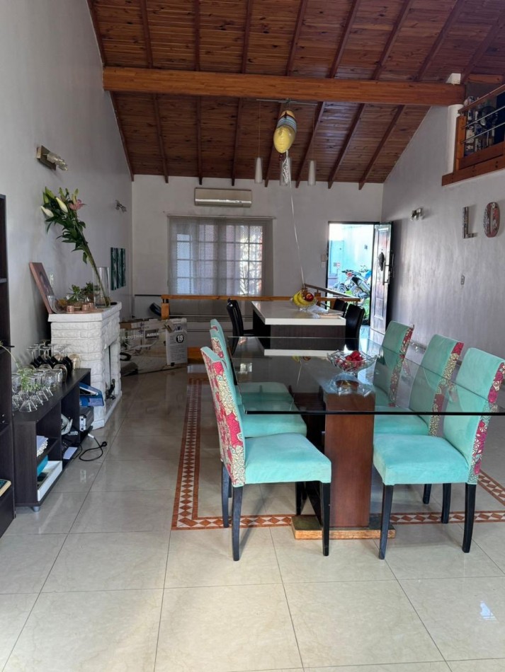 Casa en Venta - Villa España - 2 Dormitorios, Quincho, Piscina y Cochera Doble