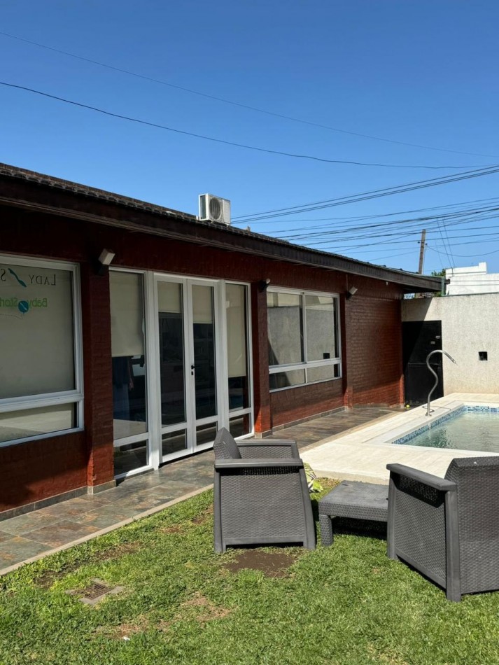Casa en Venta - Villa España - 2 Dormitorios, Quincho, Piscina y Cochera Doble