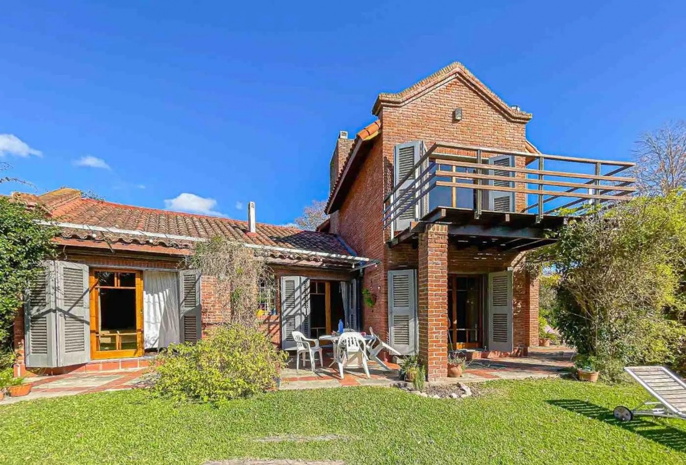 CASA DE ESTILO EN VENTA - VILLA ELISA  Lote de 1/4 de manzana - Parque, diseño y calidad constructiva