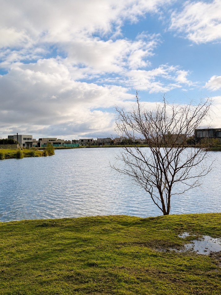 LOTE | 709 M² | FONDO A LAGUNA | ORIENTACION NO | SECTOR CONSOLIDADO | PUEBLOS DEL PLATA