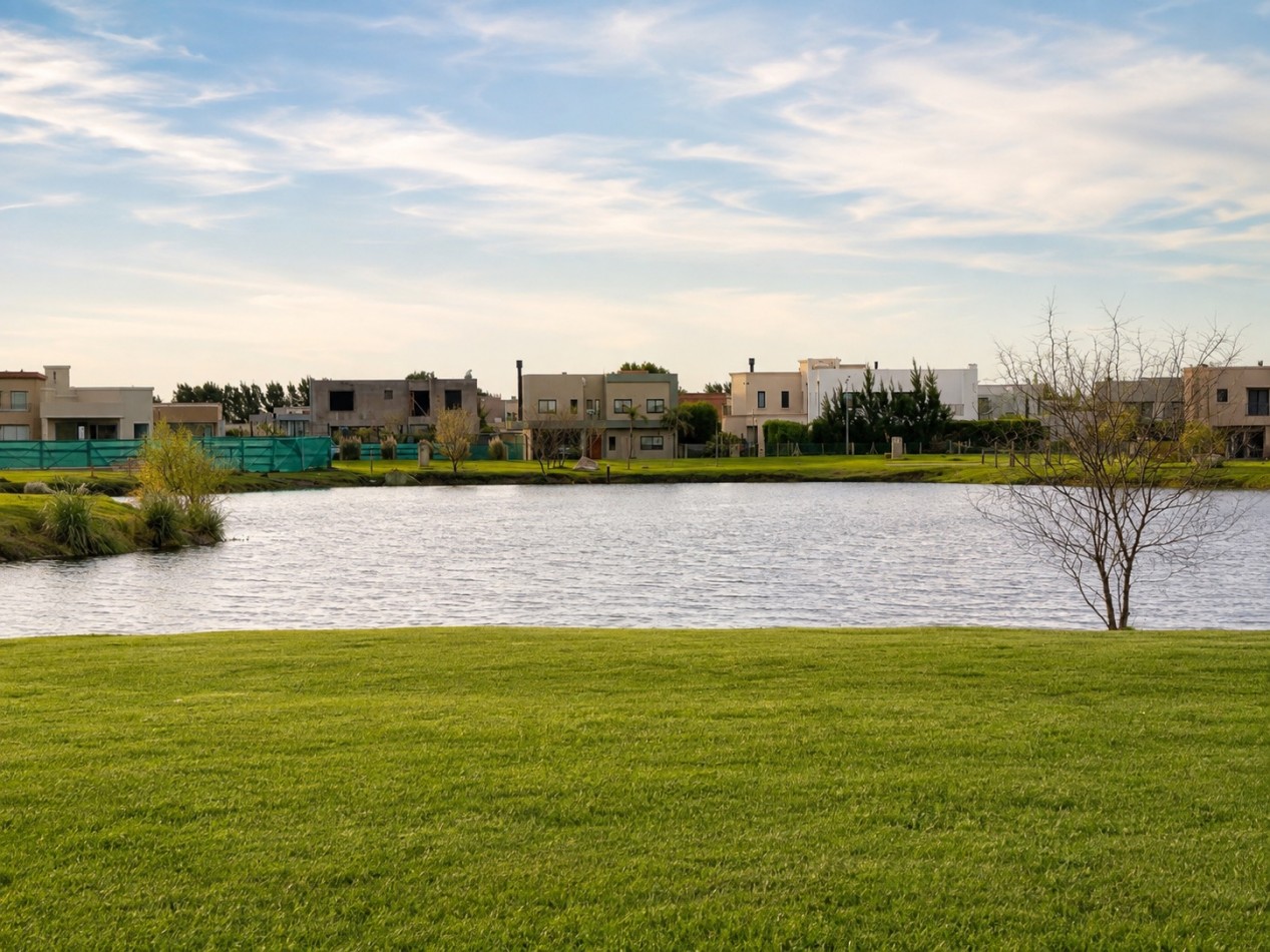 LOTE | 709 M² | FONDO A LAGUNA | ORIENTACION NO | SECTOR CONSOLIDADO | PUEBLOS DEL PLATA