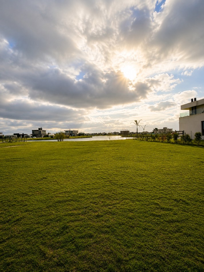 LOTE | 709 M² | FONDO A LAGUNA | ORIENTACION NO | SECTOR CONSOLIDADO | PUEBLOS DEL PLATA