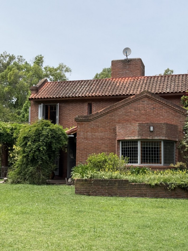 CASA DE ESTILO EN VENTA - VILLA ELISA  Lote de 1/4 de manzana - Parque, diseño y calidad constructiva