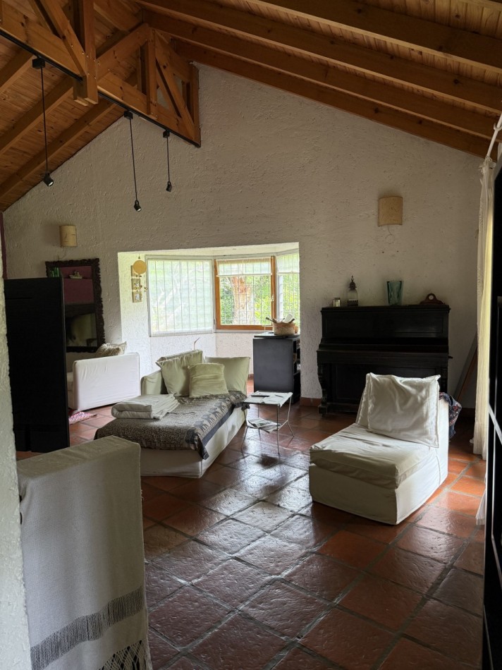 CASA DE ESTILO EN VENTA - VILLA ELISA  Lote de 1/4 de manzana - Parque, diseño y calidad constructiva