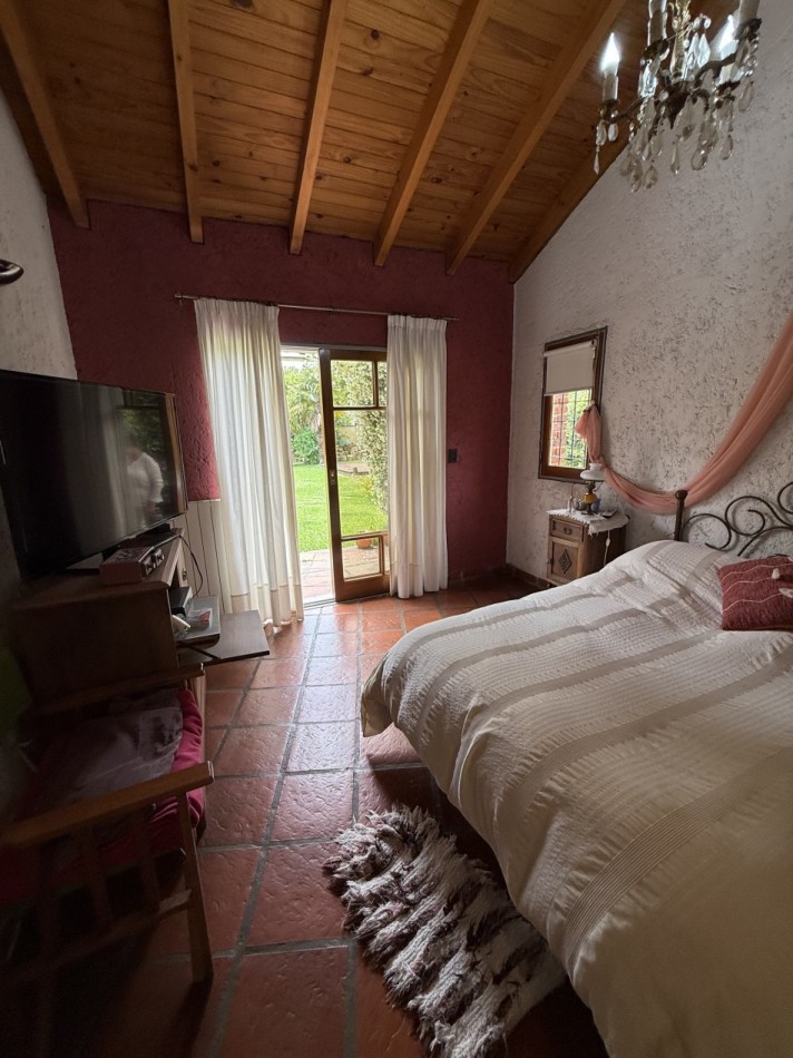 CASA DE ESTILO EN VENTA - VILLA ELISA  Lote de 1/4 de manzana - Parque, diseño y calidad constructiva