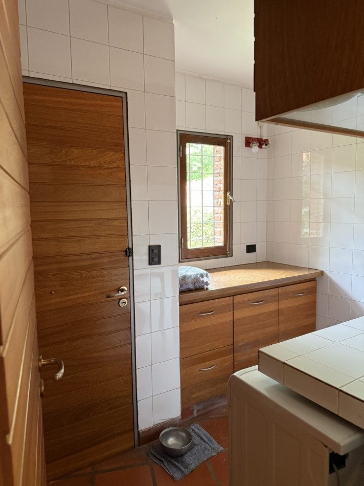 CASA DE ESTILO EN VENTA - VILLA ELISA  Lote de 1/4 de manzana - Parque, diseño y calidad constructiva