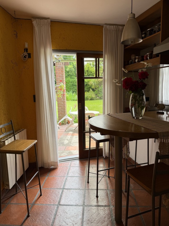 CASA DE ESTILO EN VENTA - VILLA ELISA  Lote de 1/4 de manzana - Parque, diseño y calidad constructiva