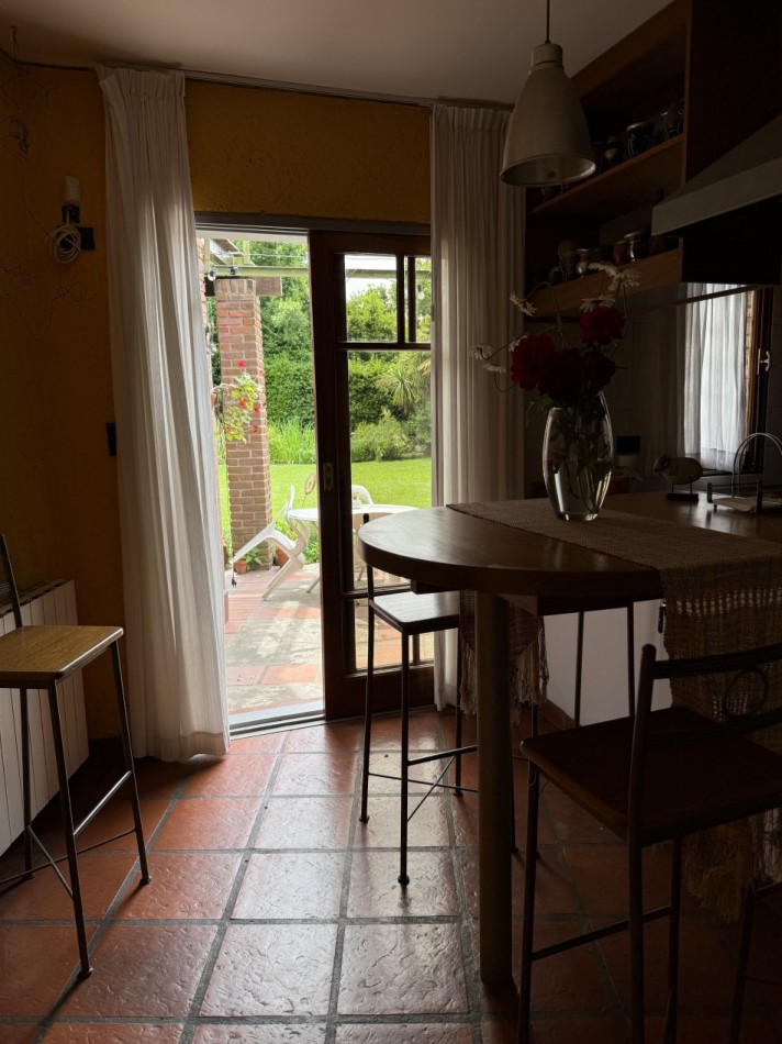 CASA DE ESTILO EN VENTA - VILLA ELISA  Lote de 1/4 de manzana - Parque, diseño y calidad constructiva